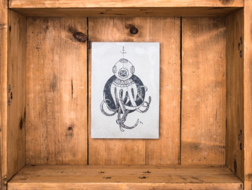 Betonbild "Octopus der Taucher" Die weltweit ersten handgemachten Betonbilder ihrer Art! Made in Erfurt. Alle Betonbilder werden in unserer Manufaktur gefertigt. Keine Fließbandarbeit, sondern noch echte Handarbeit! Unser entwickeltes Druckverfahren erzeugt bei jedem Bild ein unterschiedliches Oberflächenfinish*, wodurch jedes Betonbild ein Unikat ist.