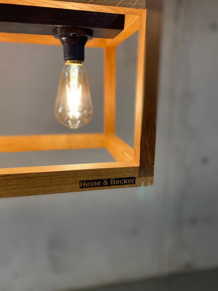 Die Hängeleuchte JUJUY ist unsere erste Leuchte aus Holz. Das minimalistische Grundgestell aus massiver Eiche setzt das Leuchtmittel perfekt in Szene. Die Hängeleuchte ist über eine Gliederkette mit dem Baldachin verbunden, dieser ist in minimalitischem Stahlblech designed.